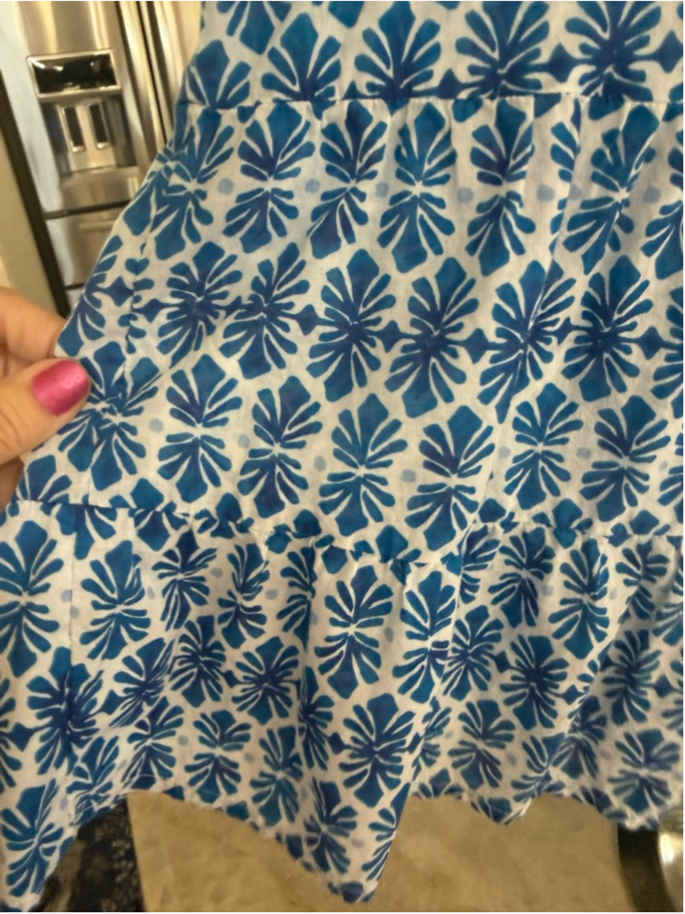 Vineyard Vines Blue & White Patterned Tunic Top M, tiered at bottom, tassel tie - Picture 3 of 10